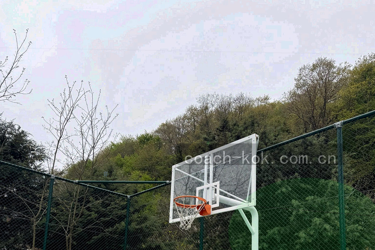 看板界面的抽象构图，条形、折线与号码带，无真实数据标签